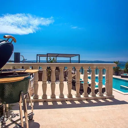 Beachfront Draga With 32sqm Private, Heated Pool, 4 Bedrooms, Sea View ヴィラ オミシュ
