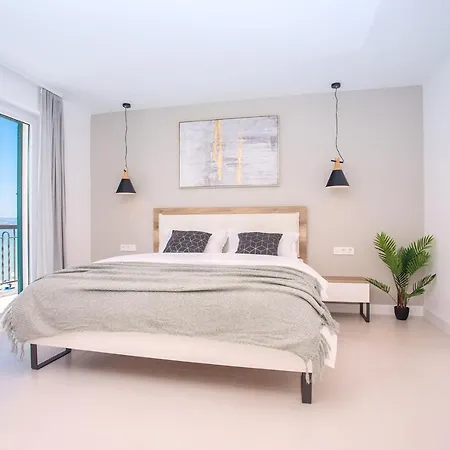 Beachfront Draga With 32sqm Private, Heated Pool, 4 Bedrooms, Sea View ヴィラ オミシュ