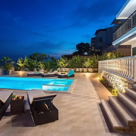 Beachfront Draga With 32sqm Private, Heated Pool, 4 Bedrooms, Sea View ヴィラ オミシュ