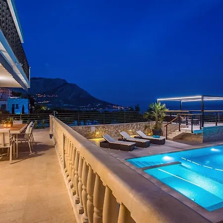 Beachfront Draga With 32sqm Private, Heated Pool, 4 Bedrooms, Sea View * オミシュ