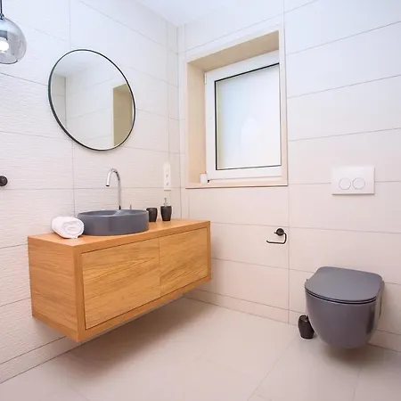 Beachfront Draga With 32sqm Private, Heated Pool, 4 Bedrooms, Sea View * オミシュ