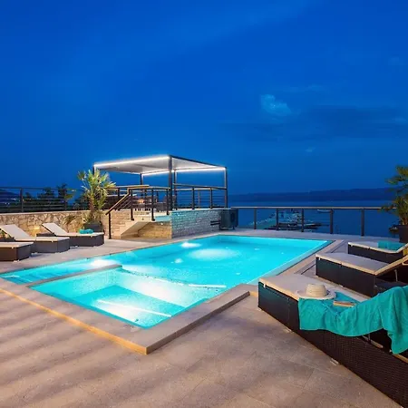 Beachfront Draga With 32sqm Private, Heated Pool, 4 Bedrooms, Sea View ヴィラ オミシュ