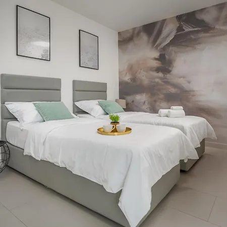 Beachfront Draga With 32sqm Private, Heated Pool, 4 Bedrooms, Sea View ヴィラ